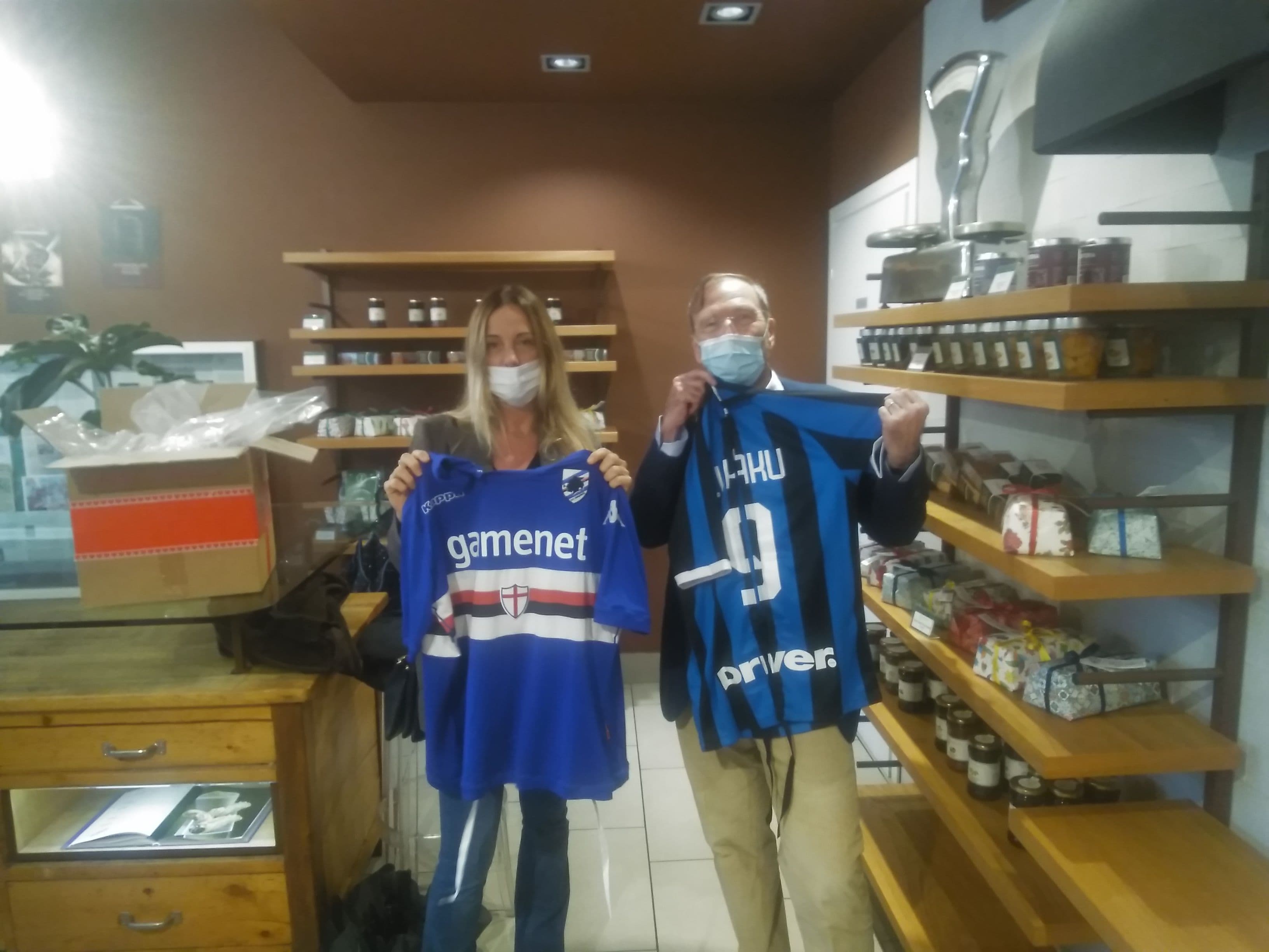 L'Associazione Free Box consegna camici realizzati con le maglie di famosi giocatori all'Oncoematologia Pediatrica dell'Ospedale Del Ponte.
