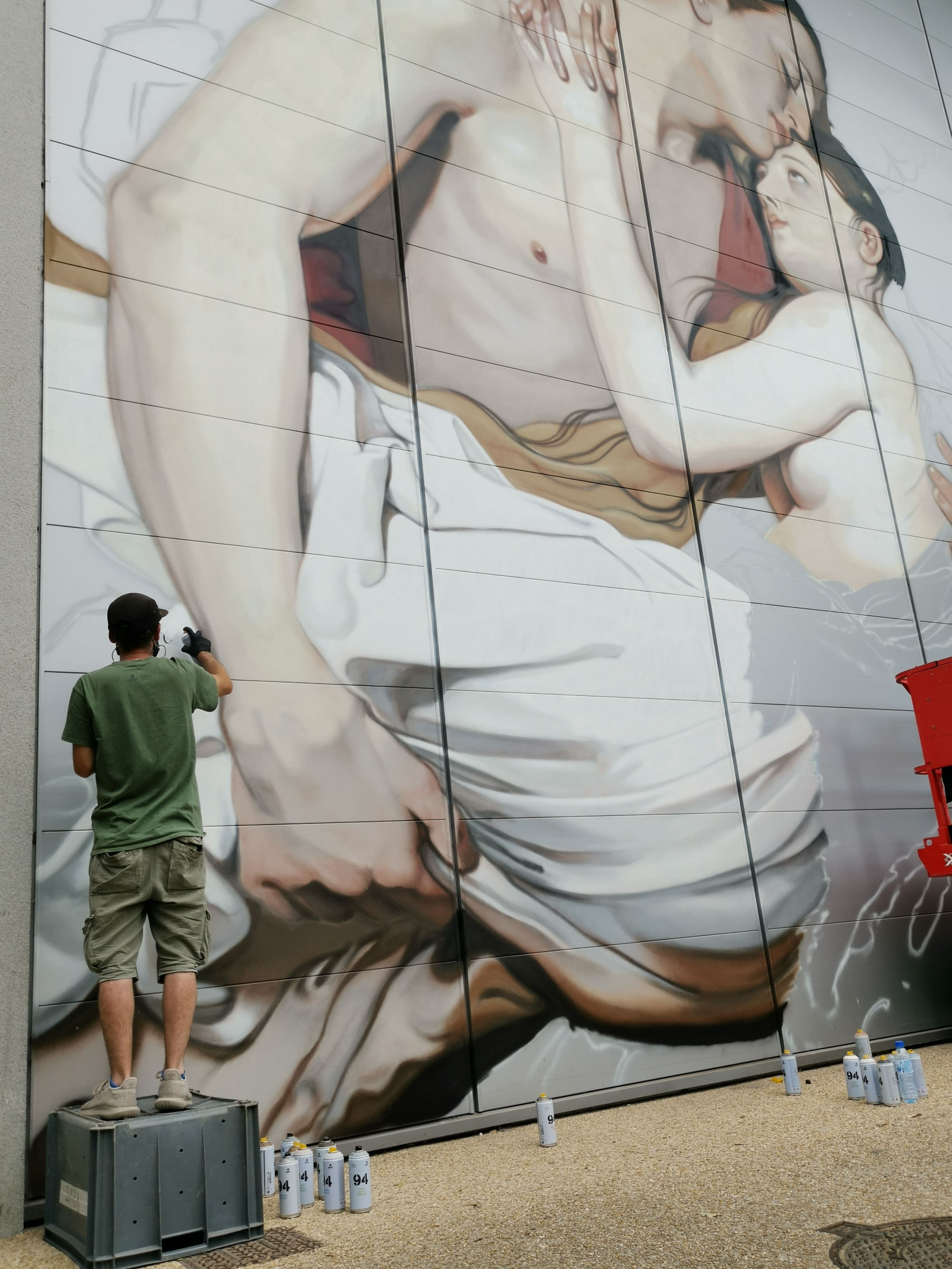 La bomboletta di RAVO porta l'Arte nella piazzetta antistante l'ingresso dell'Ospedale di Circolo.