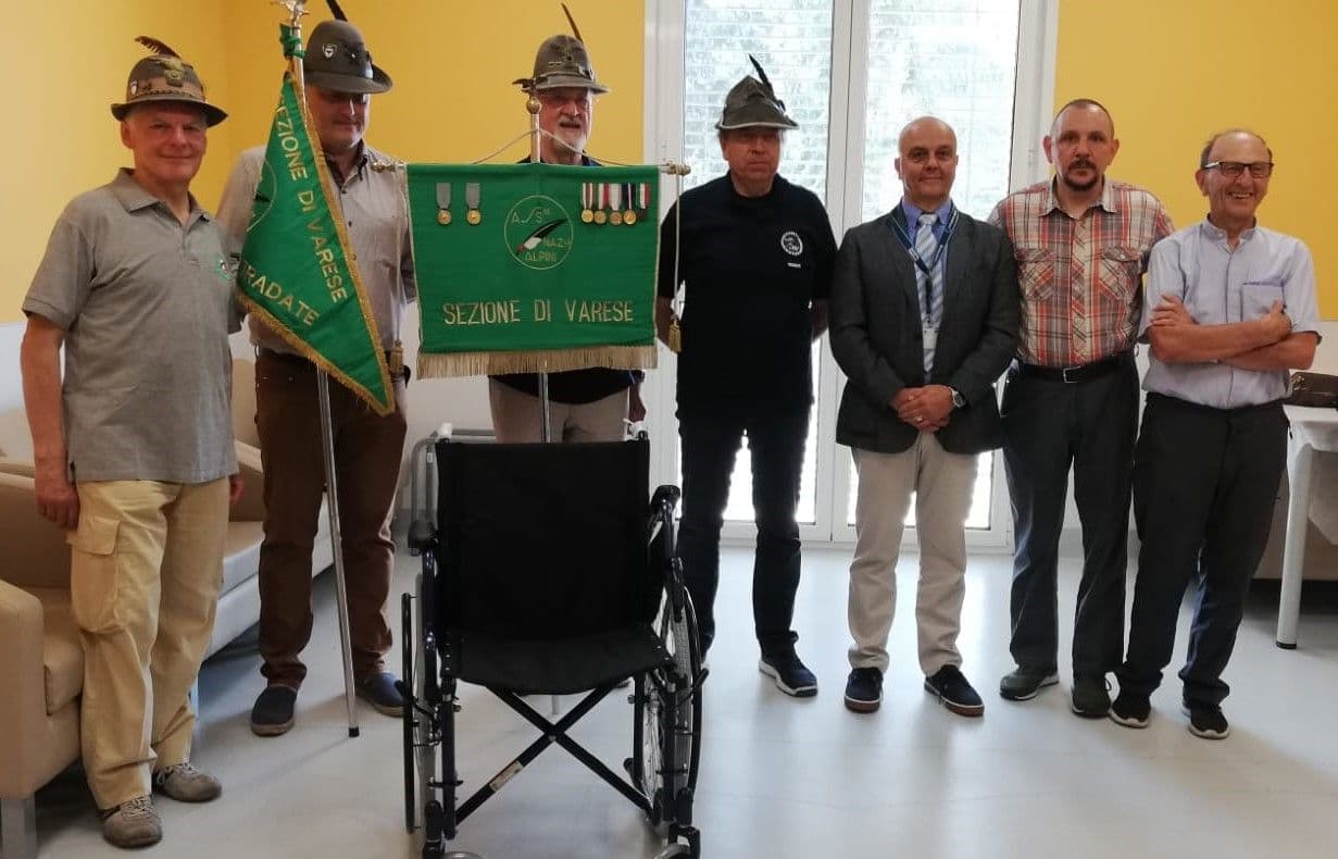 Donazione di cinque carrozzine da parte dell'Associazione Nazionale Alpini a favore dell'Ospedale di Tradate