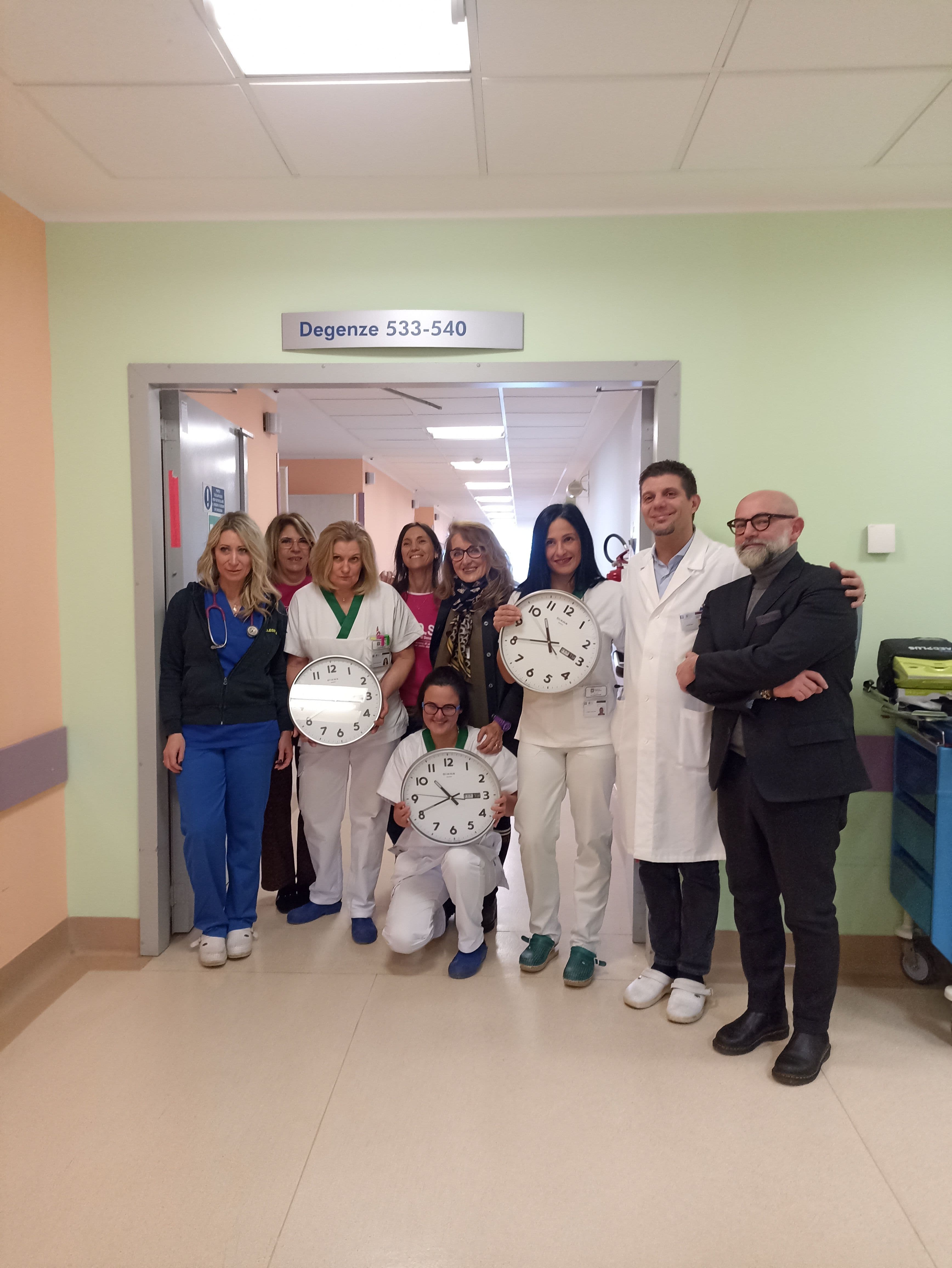 Che differenza può fare un orologio da parete.  Il senso della donazione di CAOS Varese alla Medicina dell'Ospedale di Circolo.