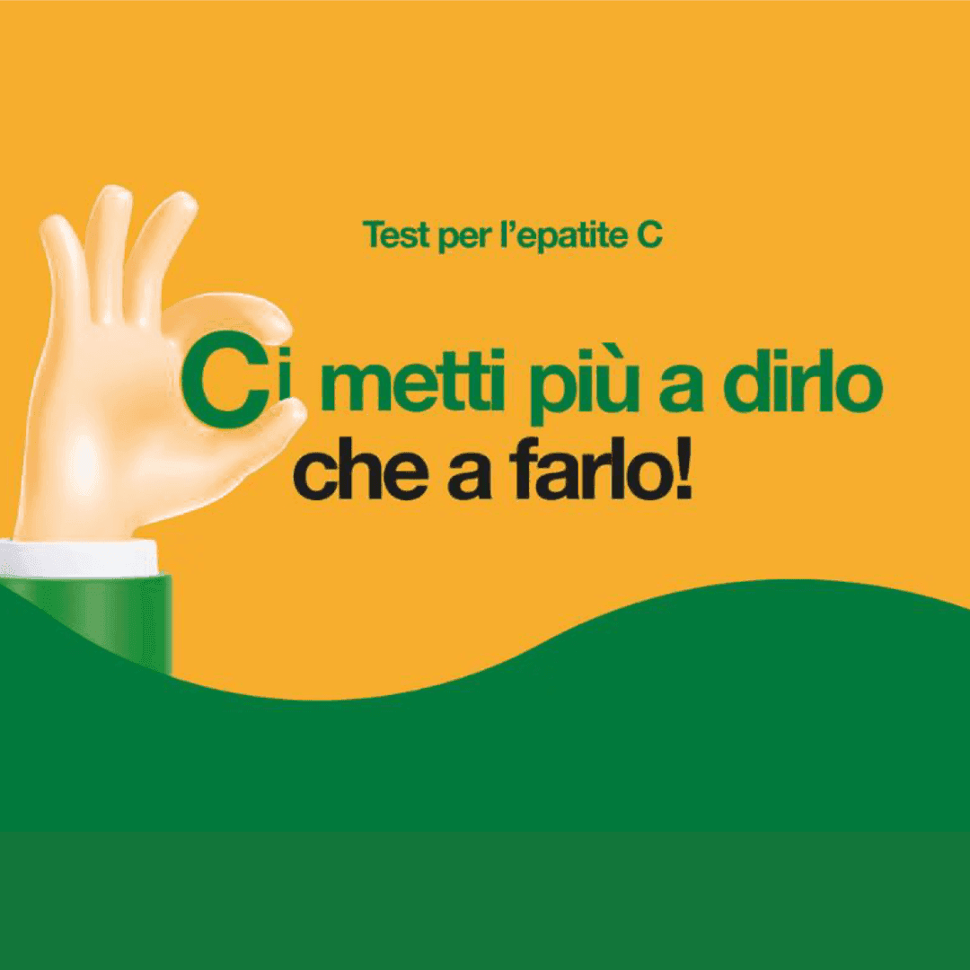 Grafica promozionale per il test dell’epatite C. Su sfondo arancione, a sinistra è raffigurata una mano stilizzata che forma il gesto “ok”. Al centro il testo: “Test per l’epatite C. Ci metti più a dirlo che a farlo!”. Nella parte inferiore sono presenti onde grafiche verdi.