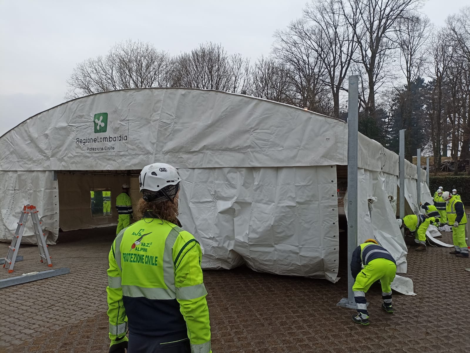 Una tensostruttura accoglie i vaccinandi all'Esselunga di Masnago.