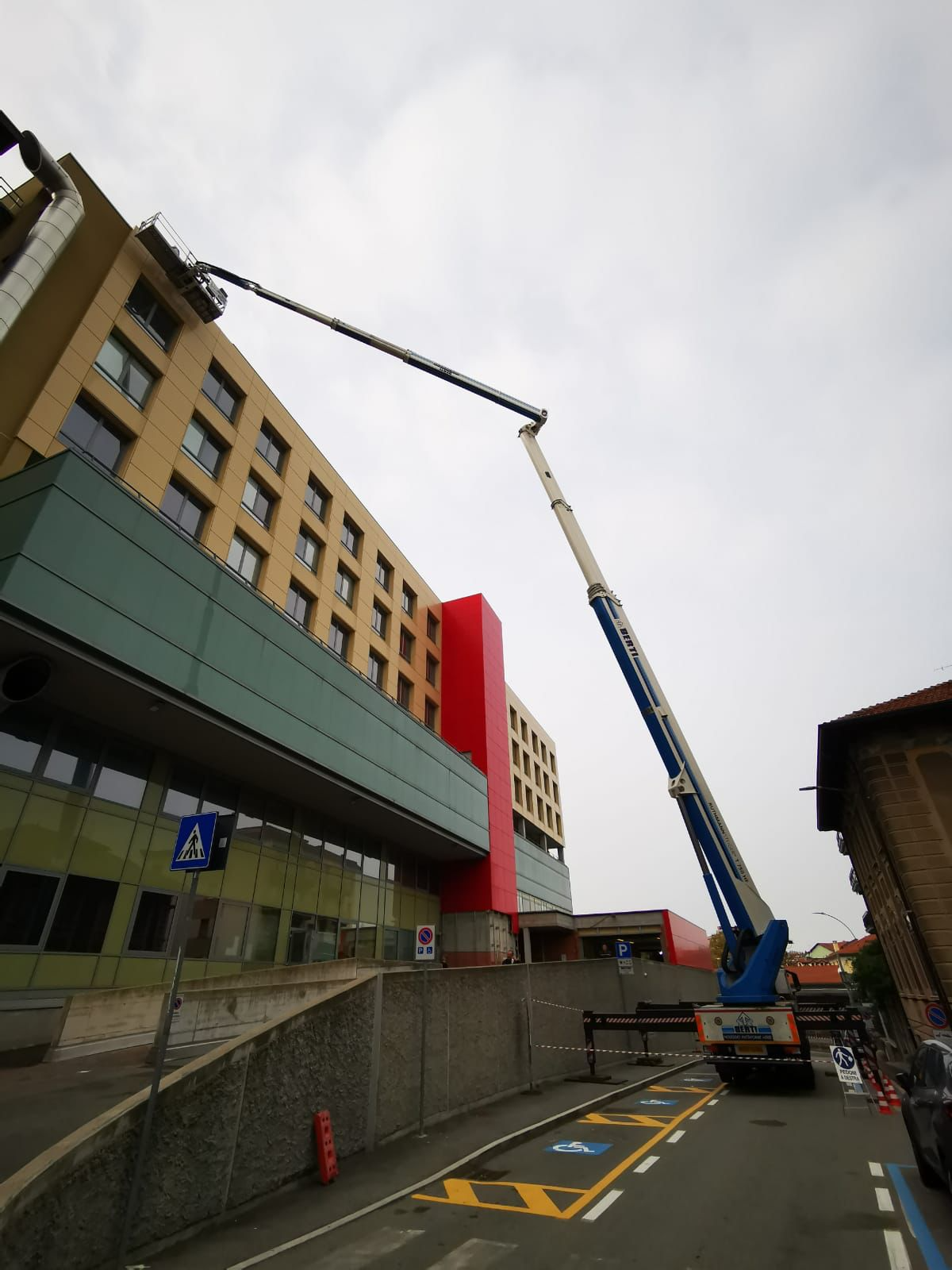 Proseguono i lavori all'Ospedale Del Ponte: avviata la rimozione dei pannelli nella parte più alta del Michelangelo, mentre il cantiere della PMA non riduce l'attività nel Leonardo