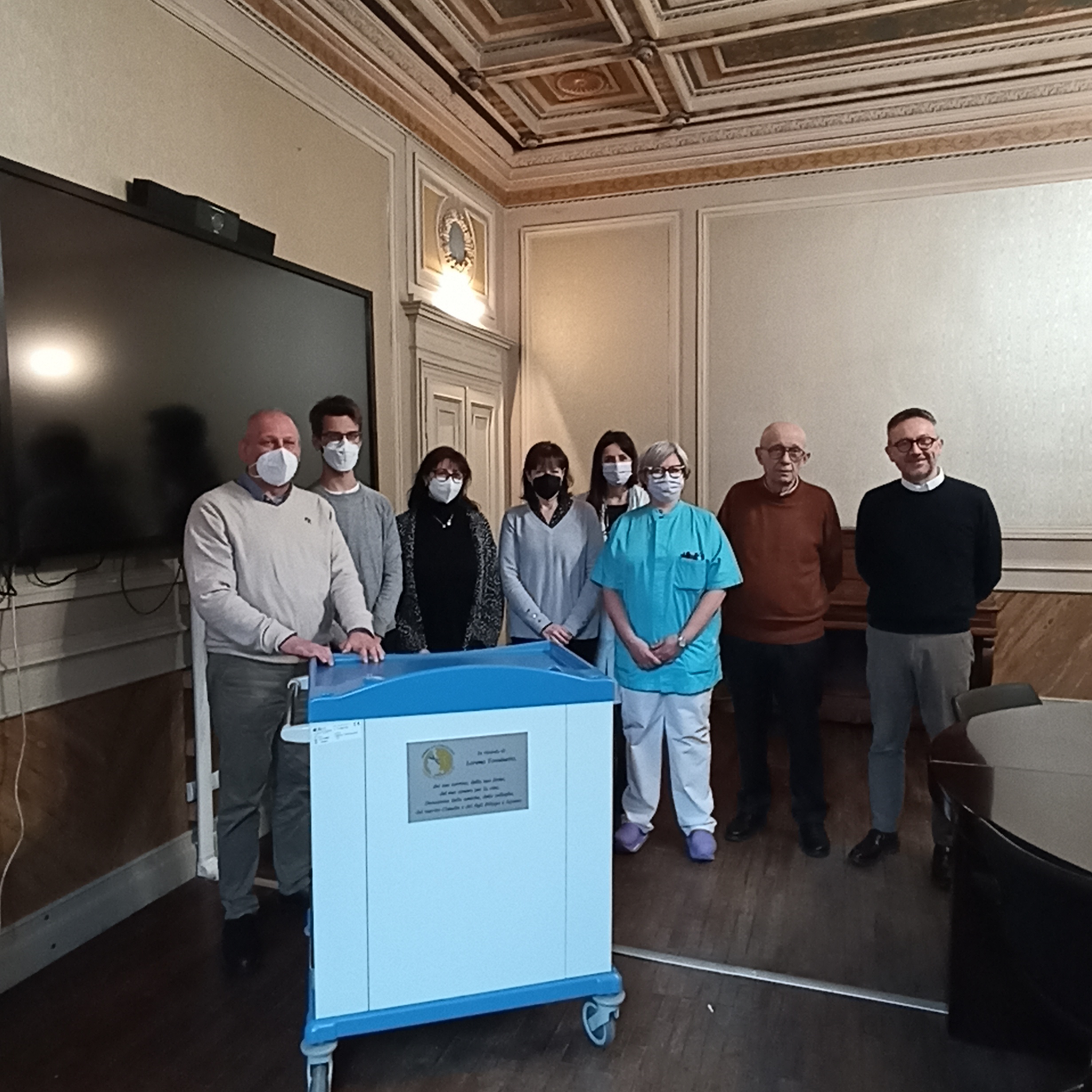 Varese per l'Oncologia dona tre carrelli polifunzionali al Day Hospital oncologico