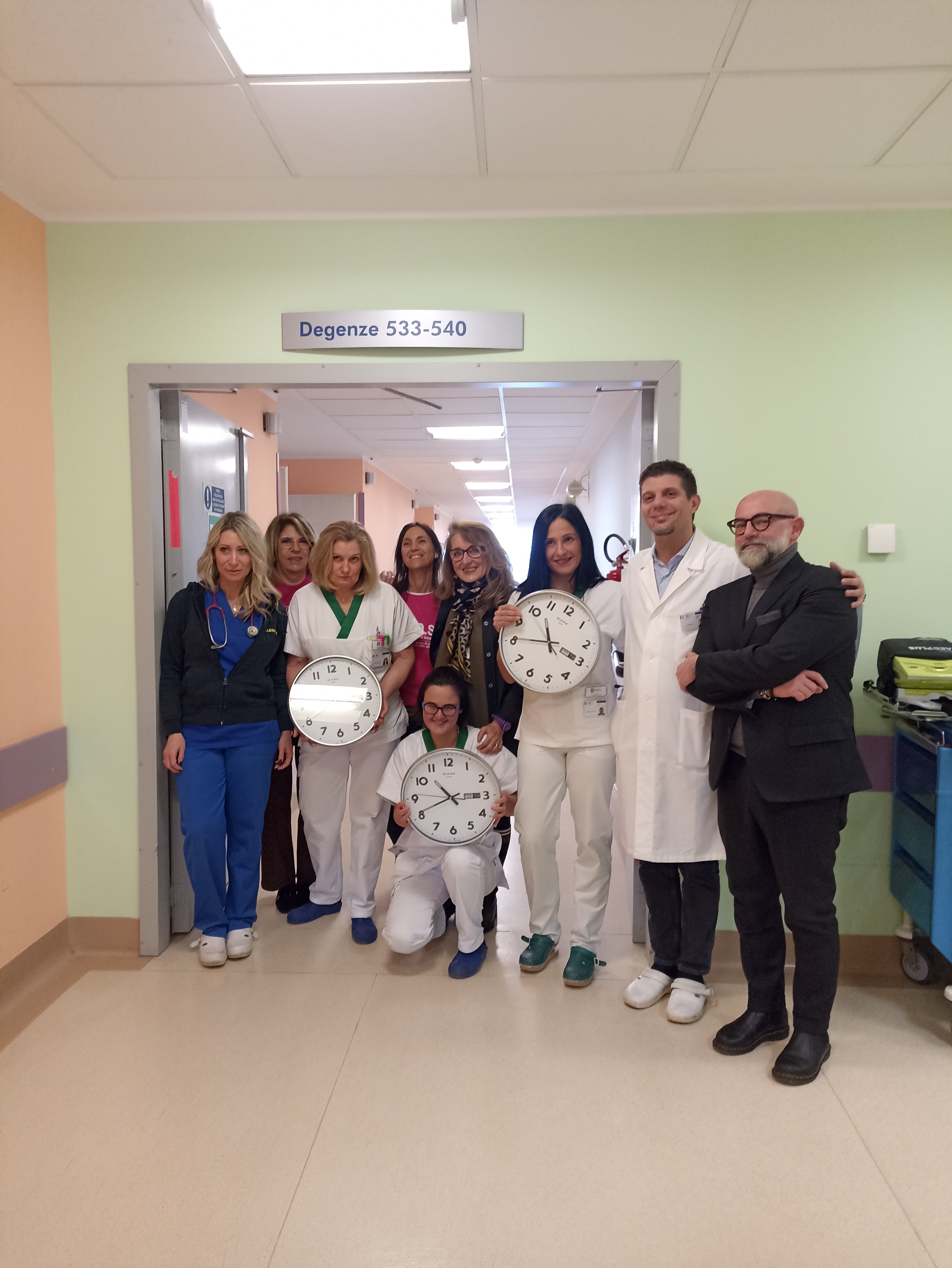 Che differenza può fare un orologio da parete. Il senso della donazione di CAOS Varese alla Medicina dell'Ospedale di Circolo.