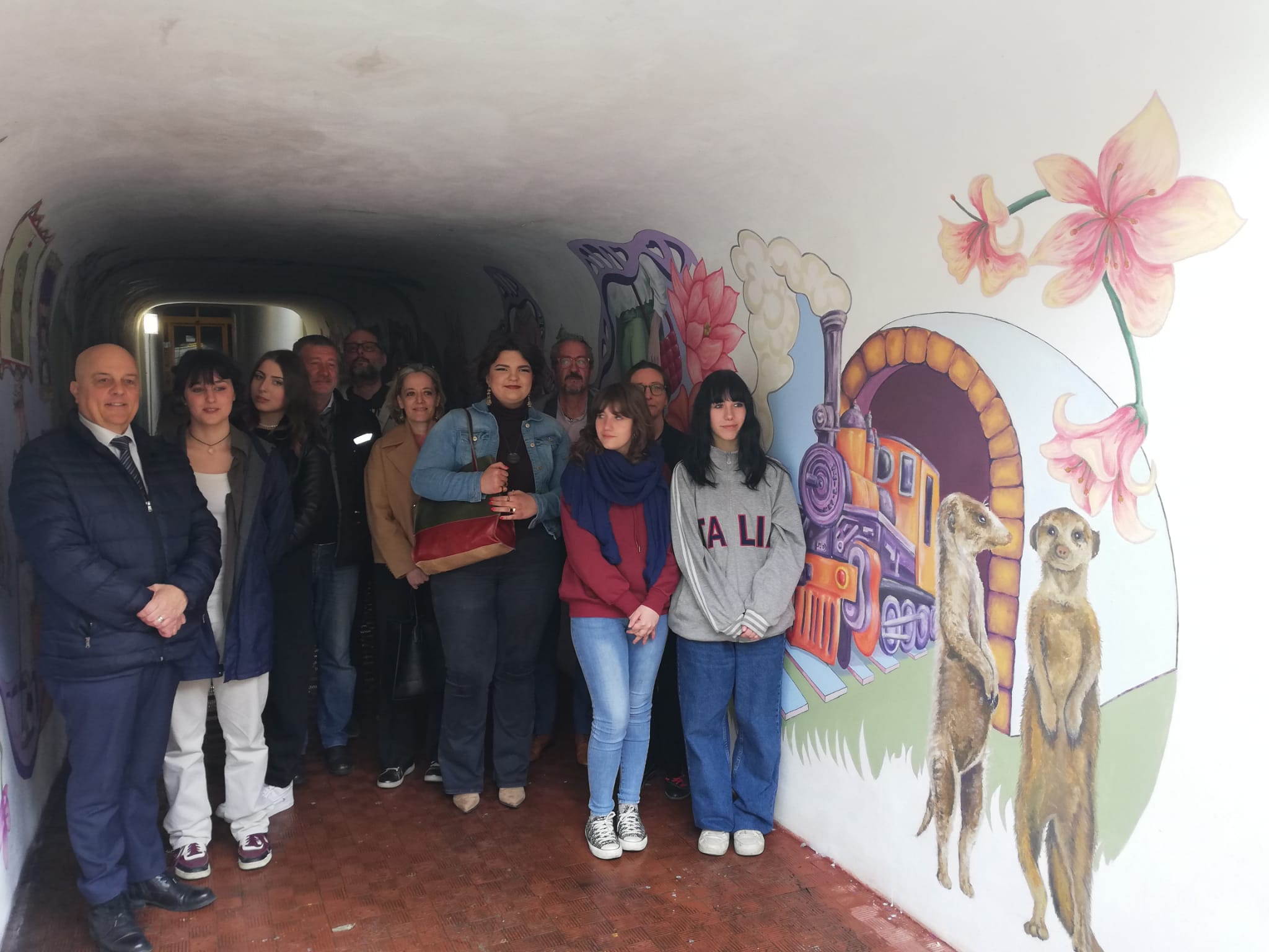  Grazie ai ragazzi del Liceo Artistico Frattini di Varese si arricchisce l'antica galleria di servizio dell'Ospedale di Circolo. 