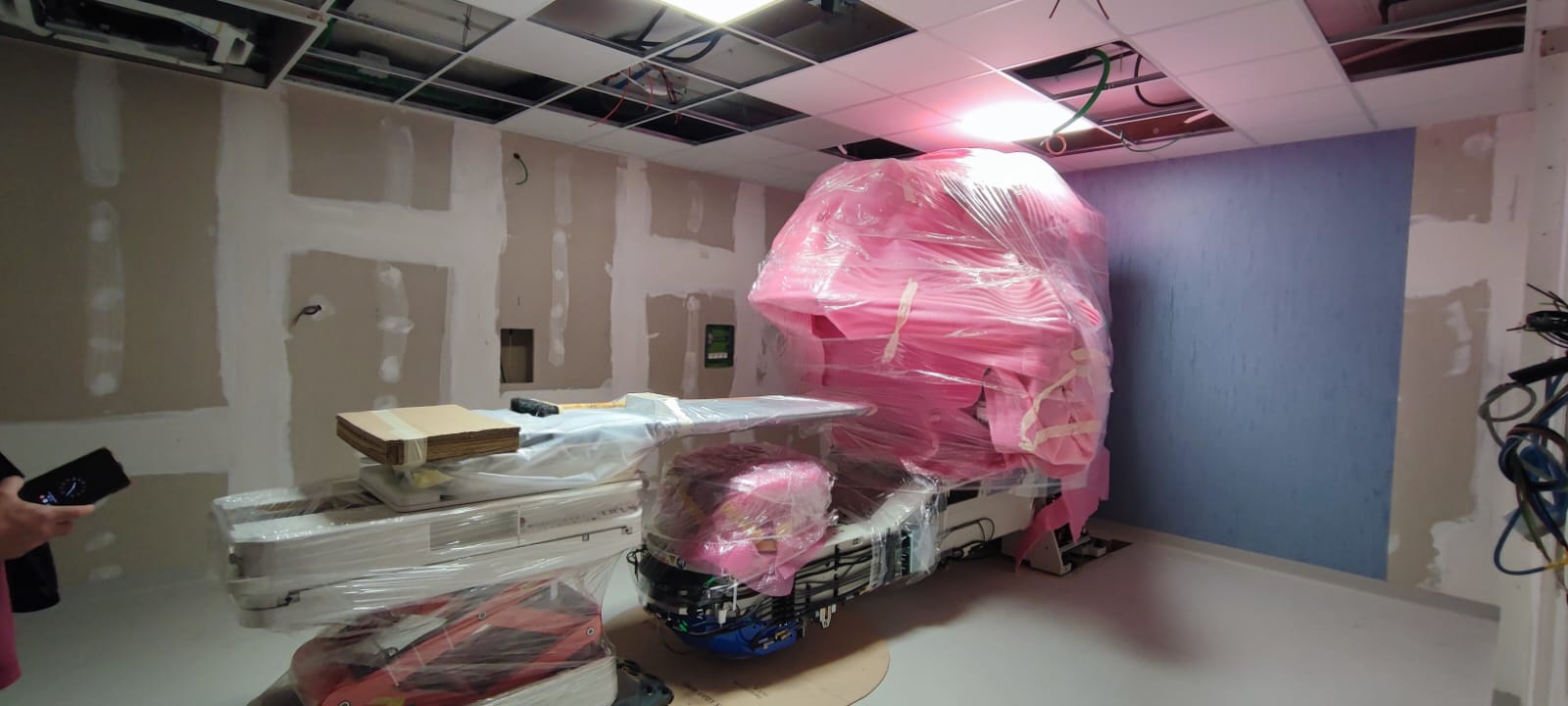 Consegnato il terzo nuovo acceleratore lineare per la Radioterapia varesina. Quasi ultimato il piano di sostituzioni finanziato dal PNRR per 14,8 milioni di euro.