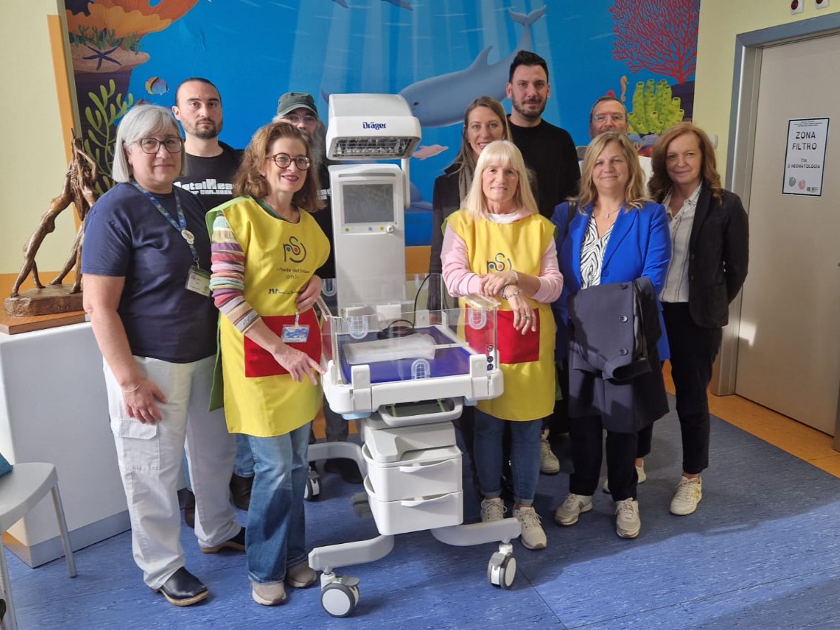 Un lettino di rianimazione del valore di 16 mila euro donato alla Terapia Intensiva Neonatale dalla Fondazione Il Ponte del Sorriso
