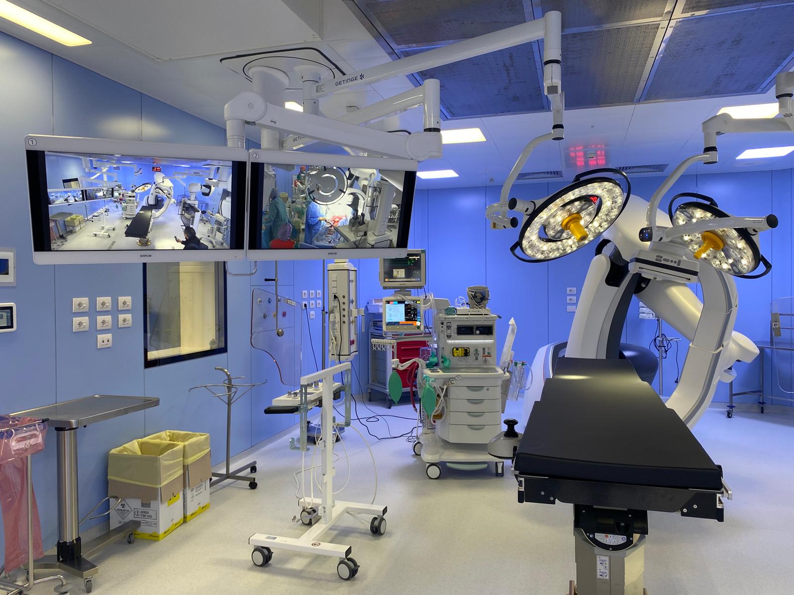 Primo intervento chirurgico in emergenza nella sala ibrida dell'Ospedale di Circolo