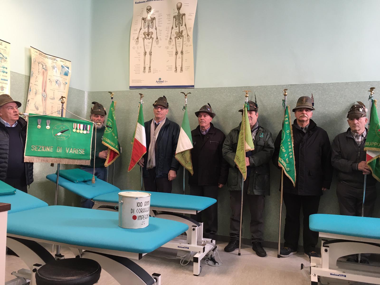 Gli Alpini donano cinque letti elettrici all’Ospedale di Cittiglio